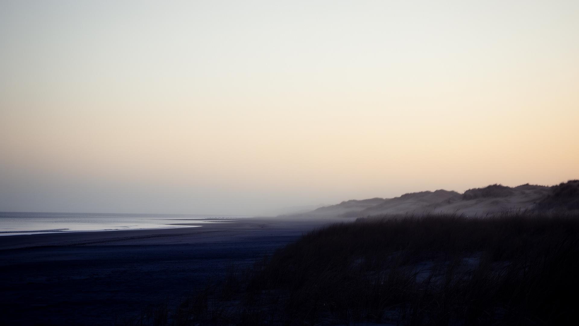 Ruhige Küstenlandschaft Schleswig-Holsteins im Morgenlicht